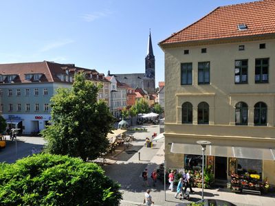 Das Bild zeigt den Blick auf Ascherslebens Innenstadt im Sommer.