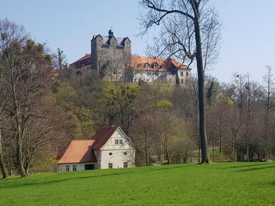 Das Bild zeigt das Schloss Ballenstedt leicht von unten fotografiert im Frühling. 