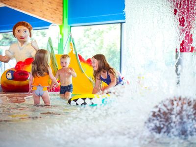 Das Bild zeigt spielende Kinder im und am Wasser im Salztal Erlebnisbad in Bad Sachsa. 